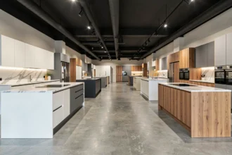 Vue d'ensemble d'un showroom de cuisinistes à Toulouse avec plusieurs modèles de cuisines exposés