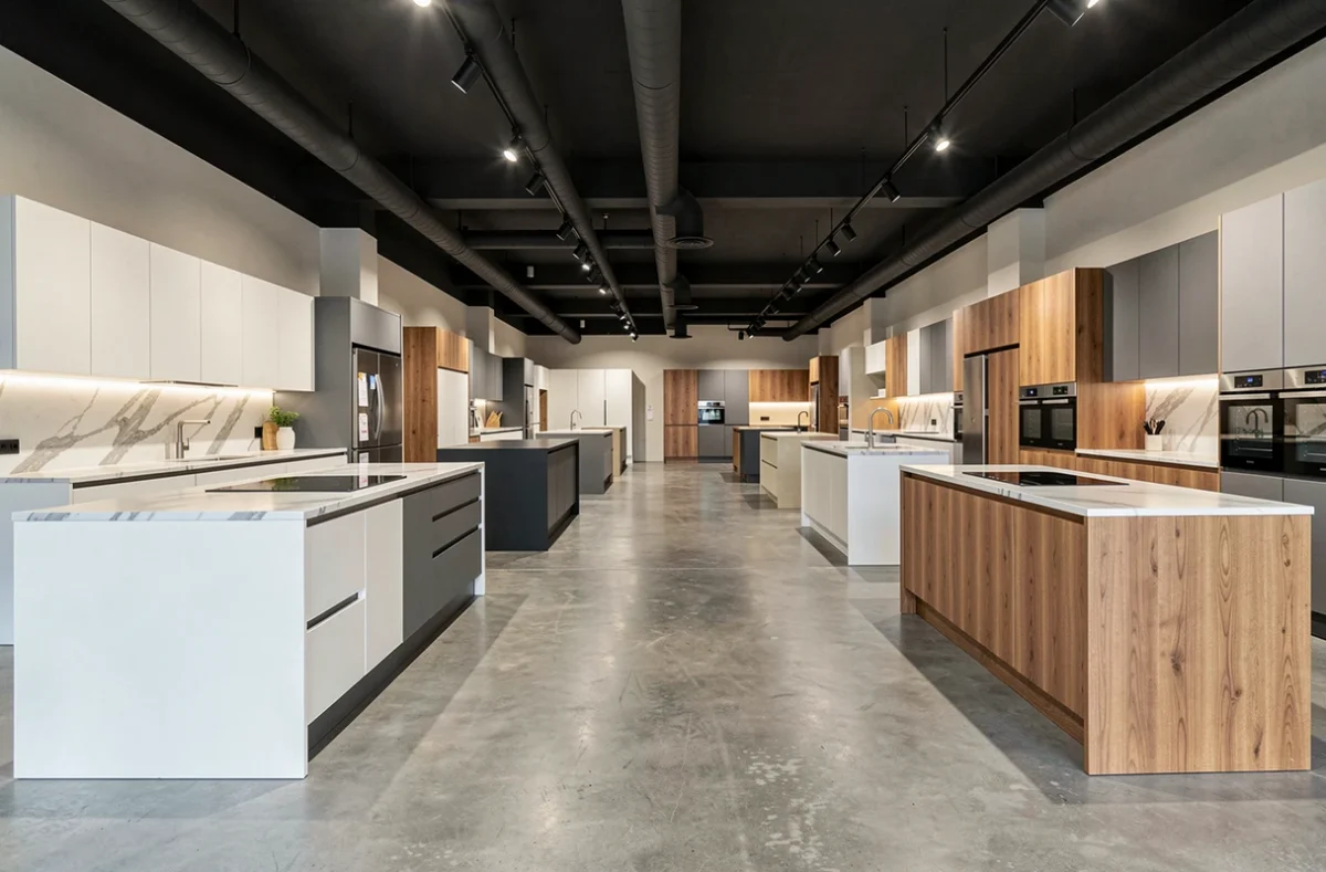 Vue d'ensemble d'un showroom de cuisinistes à Toulouse avec plusieurs modèles de cuisines exposés