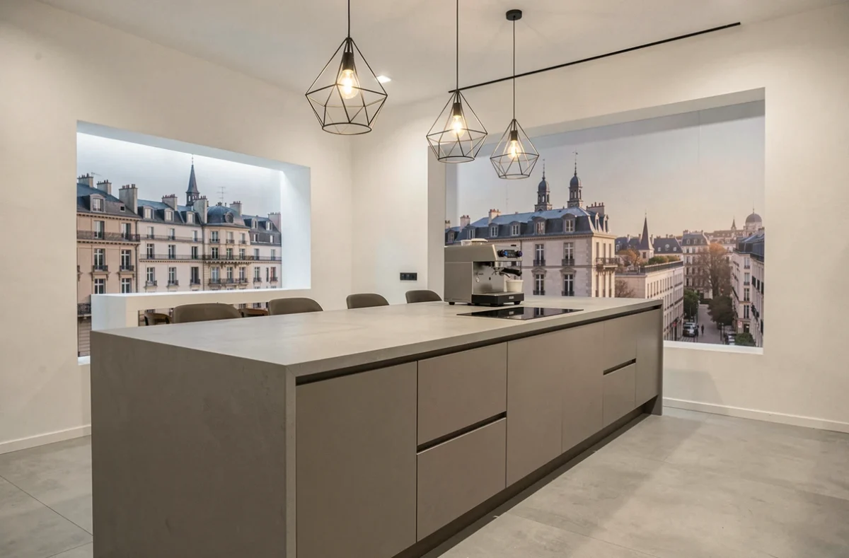 Cuisine Mobalpa exposée à Toulouse avec façades taupe mate et grand plan de travail en pierre frittée